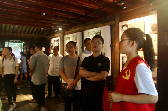 ”追寻革命印迹，情系红色鄞州“国产av影片
寻迹小分队-故居讲解